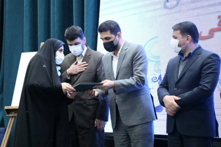 دریافت عنوان بانوی منتخب عرصه فرهنگی و مذهبی در استان یزد