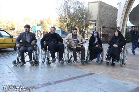 نشستن یک ساعته ۵ خبرنگار یزدی بر روی ویلچر